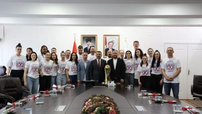 Vali Hacıbektaşoğlu ŞAMPİYONLARI ağırladı