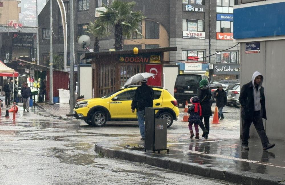ZONGULDAKLI GÜNE YAĞMURLA UYANDI Zonguldak’ta yağışlı hava vatandaşları