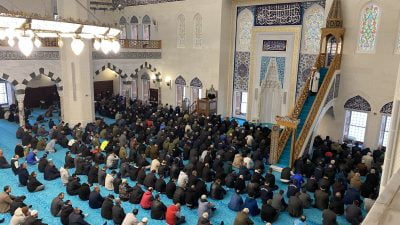 Zonguldak’ta vatandaşlar Ramazan Ayı’nın ilk Cuma namazını kılmak için Uzun