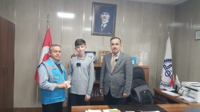 Ödülünü Gazze’ye bağışladı