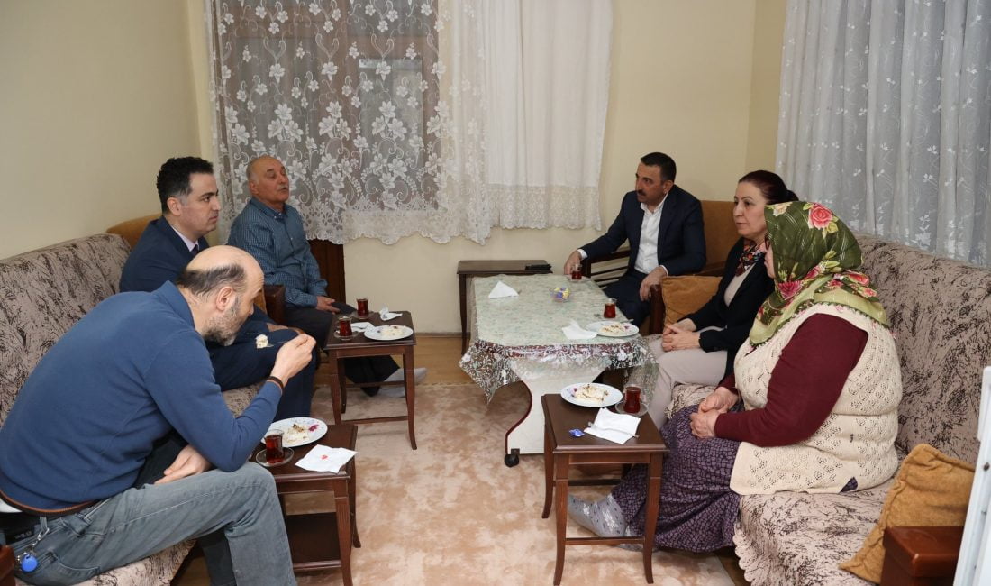 VALİ ŞEHİT AİLESİNİN İFTAR SOFRASINA KONUK OLDU Zonguldak Valisi Osman Hacıbektaşoğlu,