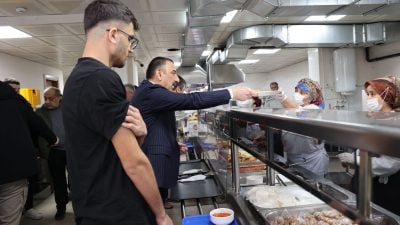 Zonguldak Valisi Osman Hacıbektaşoğlu'nun sahurda öğrencilerle bir araya geldiği bildirildi.