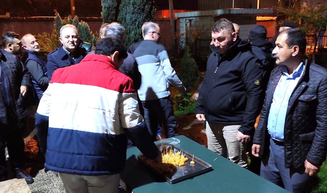 Cemaate tatlı ikram etti Milliyet Hareket Partisi Kilimli