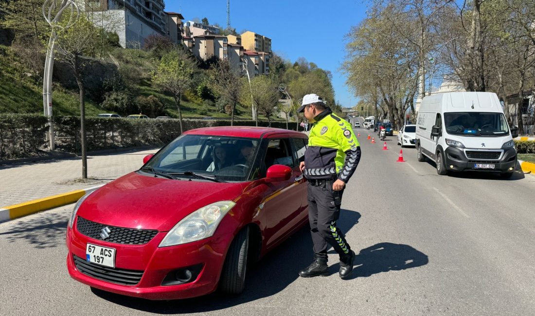 SAHİL YOLUNDA SIKI DENETİM Zonguldak‘ta polis ekiplerince sahil