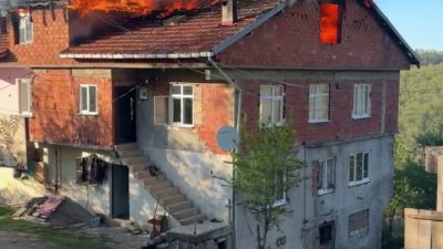 Evin çatısında çıkan yangın korkuttu