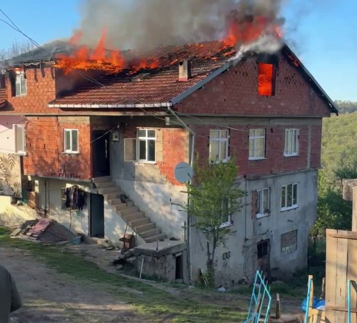 Evin çatısında çıkan yangın korkuttu Zonguldak’ın Çaycuma ilçesinde üç