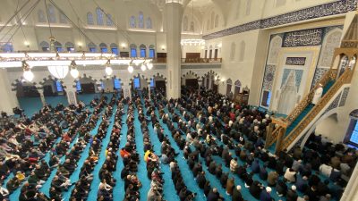 Zonguldak’ta Ramazan Bayramı coşkusu yaşandı. Namaz sonrası vatandaşlar birbirleriyle bayramlaştı.