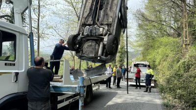 Zonguldak‘ın Alaplı ilçesinde el freni çekilmeyen otomobil, 30 metreden uçuruma