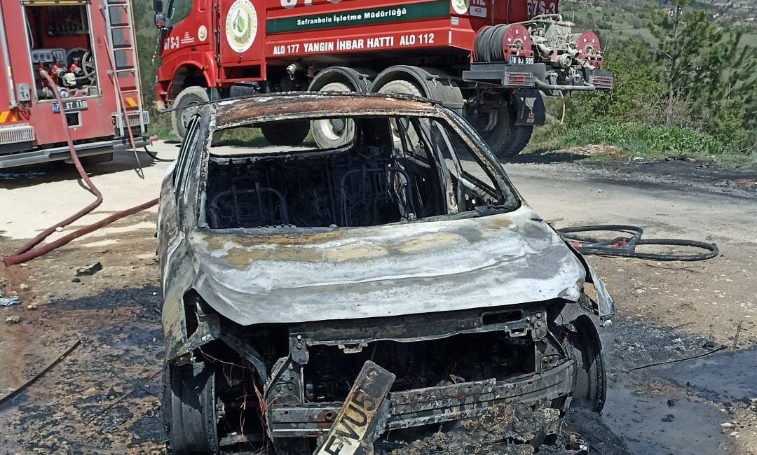 Seyir halindeki otomobil küle döndü Karabük’ün Safranbolu ilçesinde seyir