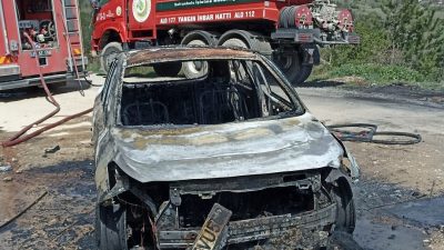Karabük’ün Safranbolu ilçesinde seyir halindeki otomobil yanarak kullanılmaz hale geldi.