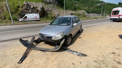 Zonguldak’ta kontrolden çıkan otomobil karşı yola geçti. Kazada yaralanan sürücü