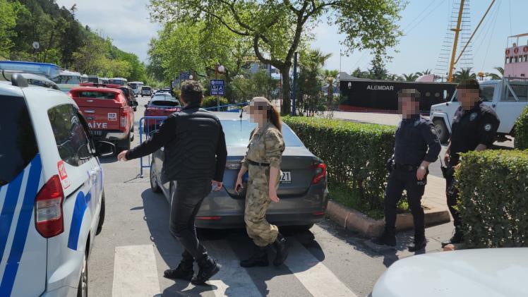Jandarma üniforması ile GBT kontrolü yaparken polise yakalandı Zonguldak‘ta jandarma üniforması ile
