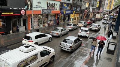 Zonguldak’ta Kadırga rampasında uzun aracın kalması nedeniyle metrelerce araç kuyruğu
