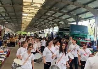 Zonguldak‘ta pazaryeri esnafının yoğun talebinin ardından çocuklar caddede yaptıkları 23