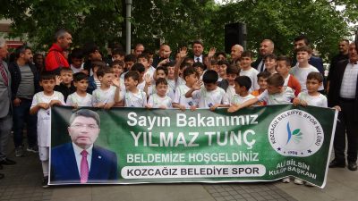 Adalet Bakanı Tunç, çocuklarla birlikte tezahürat yaptı