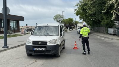 Zonguldak İl Emniyet Müdürlüğüne bağlı trafik ekipleri uygulama yaptı. Zonguldak İl Emniyet