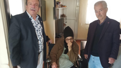 Tekerlekli sandalyeler ihtiyaç sahibi engelleri üzerinde teslim edildi.