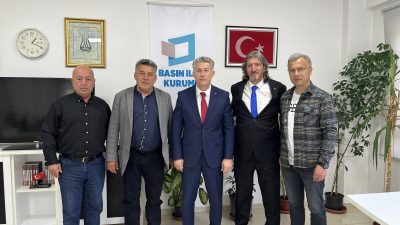 Zonguldak Gazeteciler Cemiyeti Başkanı Derya Akbıyık ve yönetim kurulu üyeleri,