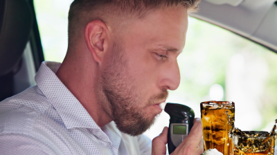 İÇMEDEN SARHOŞ OLUYOR