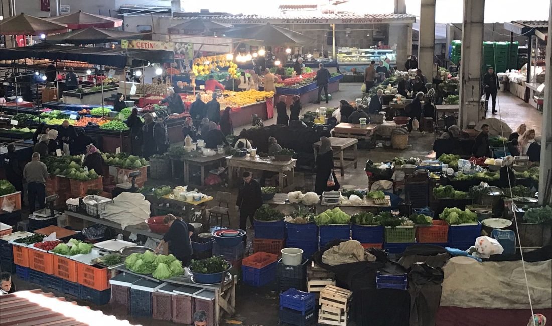 SEBZE PAZARINDA VATANDAŞIN MORALİ BOZULDU Pazarda vatandaşların moralini bozan