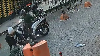 Motosikletlerin çarpıştığı kaza anı..