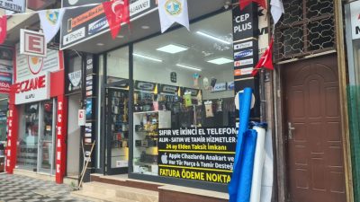 Zonguldak’ın Alaplı ilçesinde kapıyı zorlayarak cep telefonu satan işyerine giren