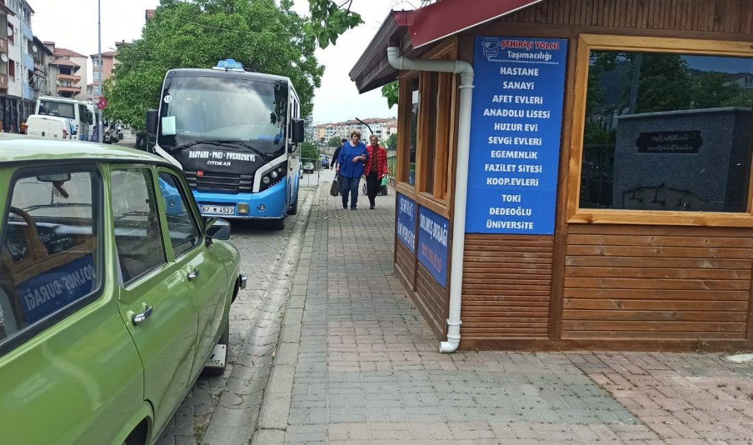 Yaya Yoluna Yapılan Dolmuş Durağı Tepki Çekiyor! Zonguldak‘ın Devrek ilçesinde yaya