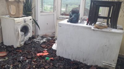 Zonguldak'ın Alaplı ilçesinde bir binanın çatı katında çıkan yangın hasara