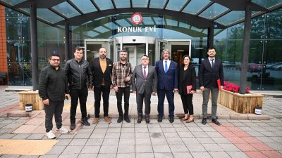 ZBEÜ Rektörü Prof. Dr. İsmail Hakkı Özölçer, basın mensuplarının bir