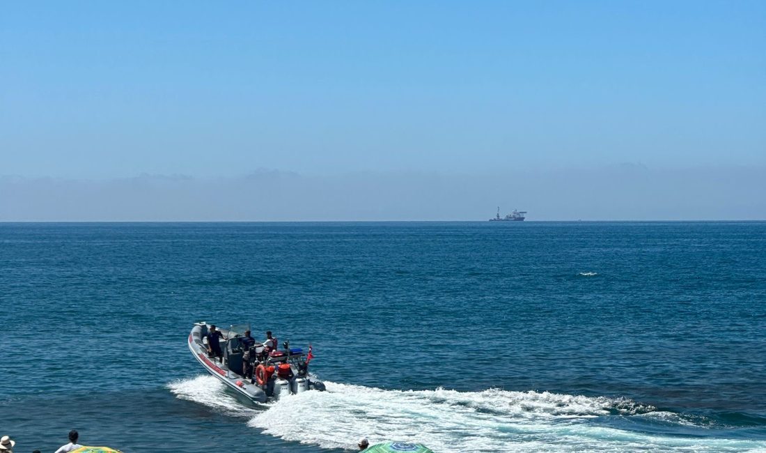 FİLYOS’TA DENİZDEN İNSANLAR ÇIKARTILDI! Zonguldak Filyos sahilinde denizde