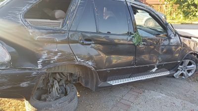 Zonguldak‘ın Alaplı ilçesinde cip yol kenarında yapımı süren su kanalı