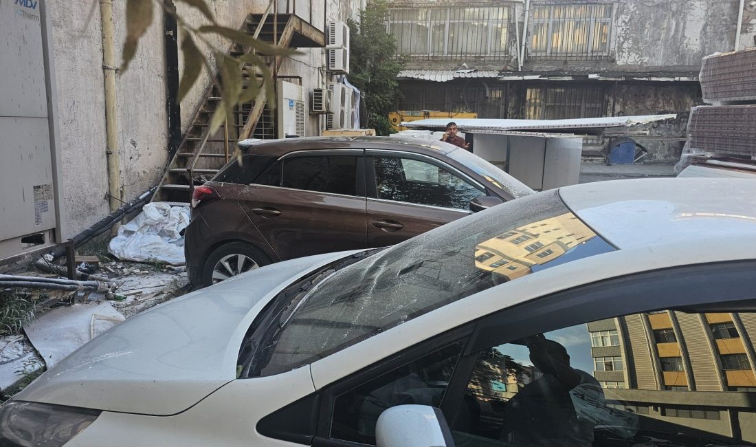 İNŞAATTAN DÜŞEN ALÇIPAN PANELLERİ ARAÇLARI VURDU Zonguldak’ın Ereğli ilçesinde pazar