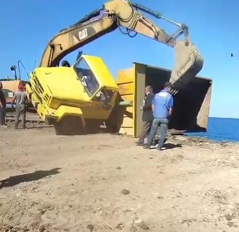 HAFRİYATI BOŞALTIRKEN DEVRİLDİ! Zonguldak'ın Ereğli ilçesinde dolgu