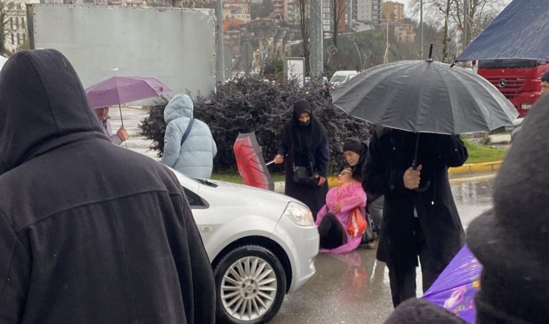 AYNI YERDE YİNE BİR YAYAYA ÇARPTILAR! Zonguldak kent merkezinde karşıdan