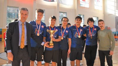 GENÇLER PARKEDE HÜNERLERİNİ SERGİLEDİLER