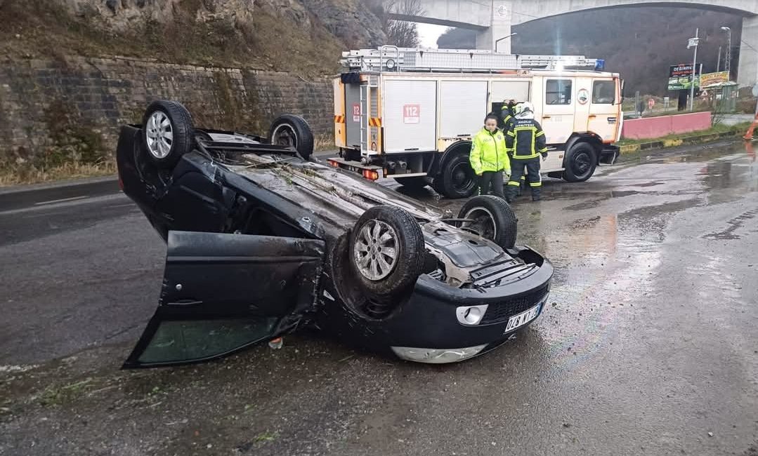 TÜNEL ÇIKIŞINDA OTOMOBİL TAKLA ATTI Zonguldak’ın Kozlu İlçesine bağlı