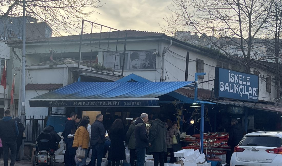 BALIK TEZGAHLARINDA KUYRUK OLUŞTU Zonguldak’ta Uğur Mumcu Kavşağı
