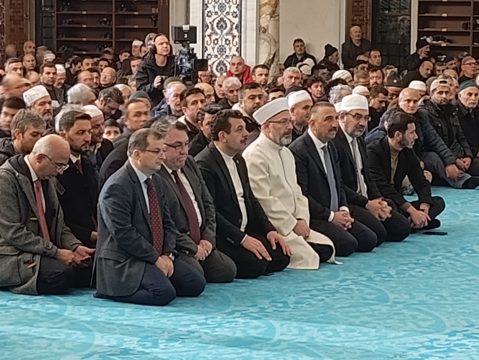 UZUN MEHMET CAMİ, MİRAÇ KANDİLİ’NE EV SAHİPLİĞİ YAPIYOR