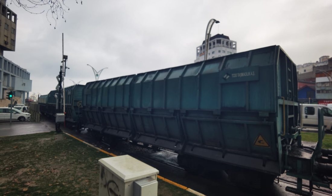 TREN RAYDAN ÇIKTI! Zonguldak kent merkezinden geçen