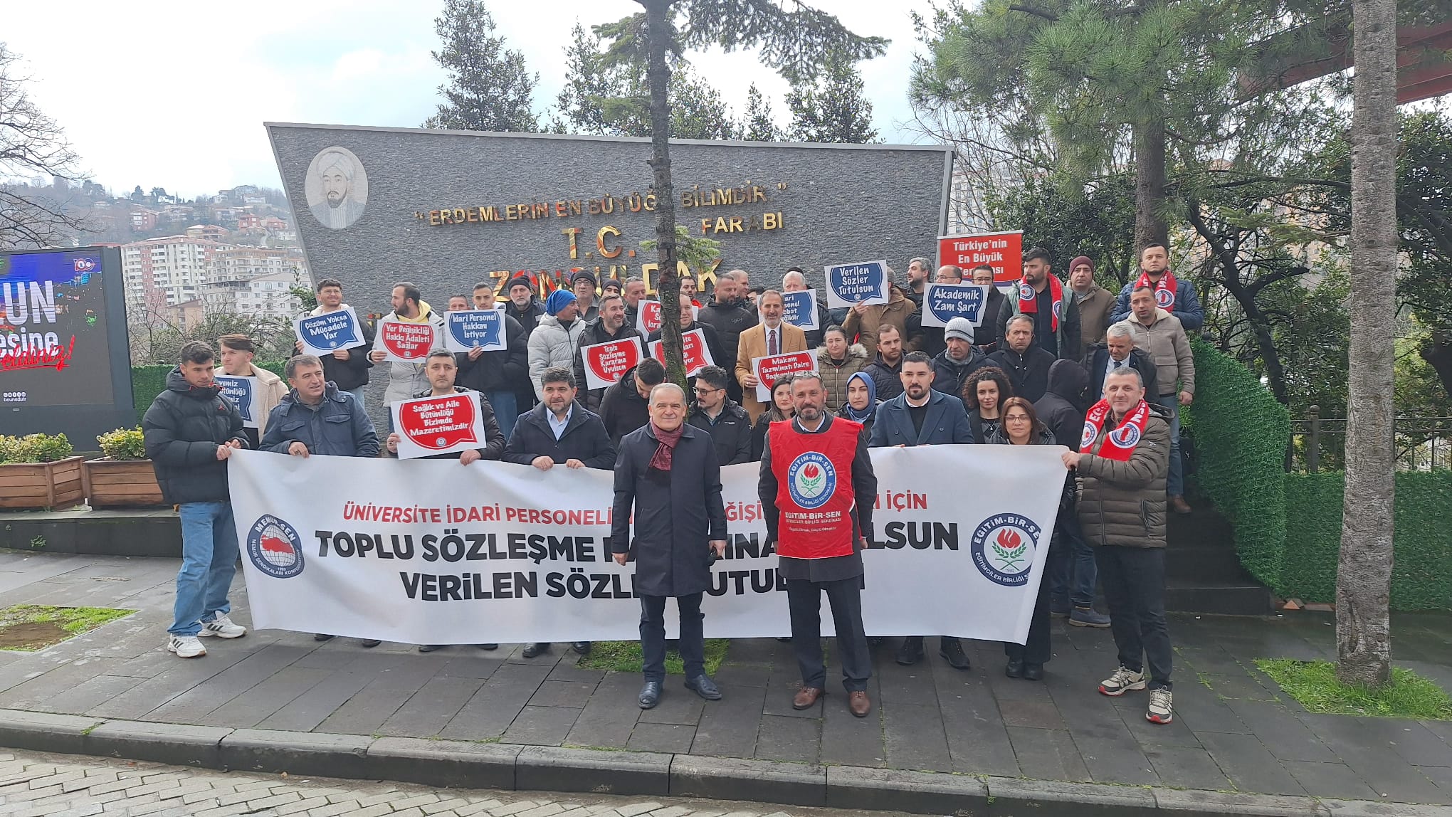 TOPLU SÖZLEŞME KARARI İÇİN ÜNİVERSİTEDE TOPLANDILAR