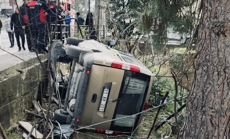 OTOMOBİL YOL KENARINA DEVRİLDİ: 1 YARALI Zonguldak Alaplı ilçesinde trafik