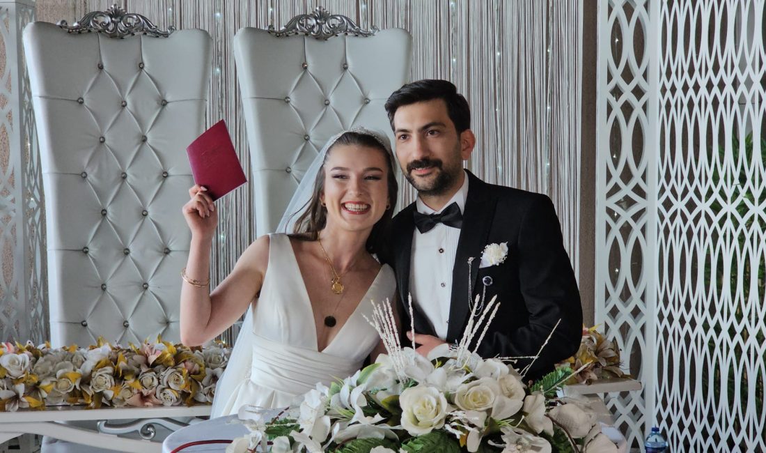 Korkmaz ve Gültaş ailelerinin mutlu günü Zonguldak'ta yaşayan emekli öğretmen