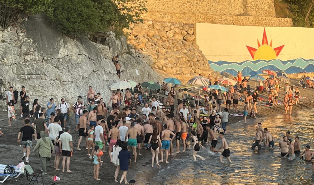 Zonguldak Tersane plajında serinlemek