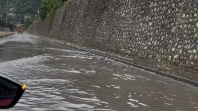 Sağanak yağış yolları göle çevirdi