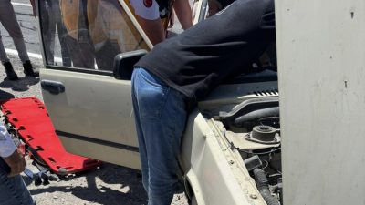 İki otomobil kafa kafaya çarpıştı: yaralılar var