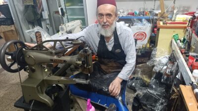 Parkinson hastalığına rağmen el sanatları üretiyor