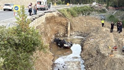 Otomobil dereye uçtu: 2 ölü