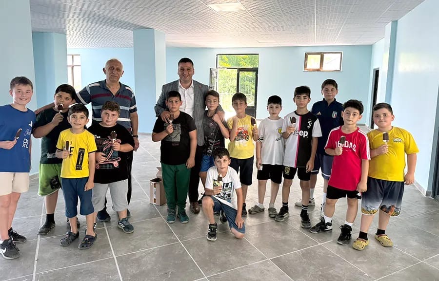 Genç muhtardan miniklere tatlı