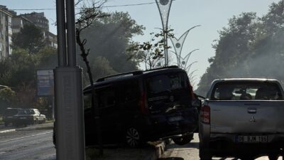 Milli Egemenlik Caddesinde iki araç çarpıştı