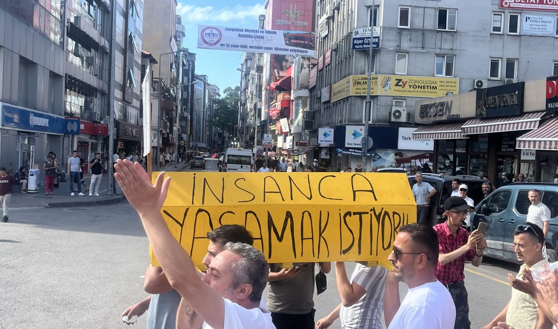 Zonguldak’ta Madenci Anıtı önünde